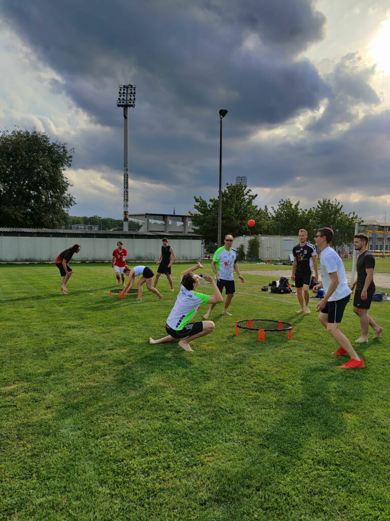 équipe jouant au x-ball